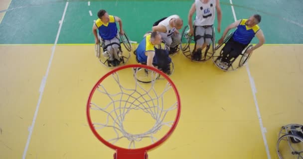 Aufnahme von oben von Menschen mit Behinderungen beim Basketballspielen in der modernen Halle — Stockvideo