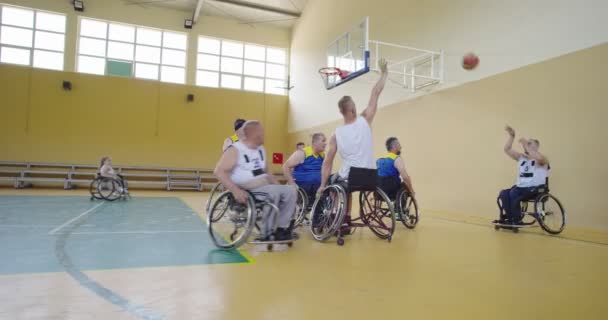 Persons with disabilities playing basketball in the modern hall — 图库视频影像