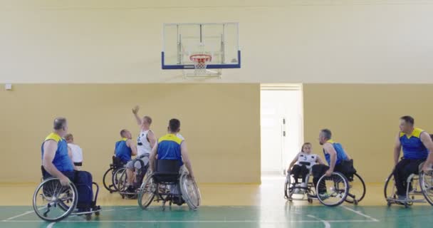Le persone con disabilità giocano a basket nella sala moderna — Video Stock