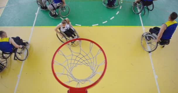 Top view felvétel a fogyatékkal élők kosárlabdáznak a modern csarnokban — Stock videók