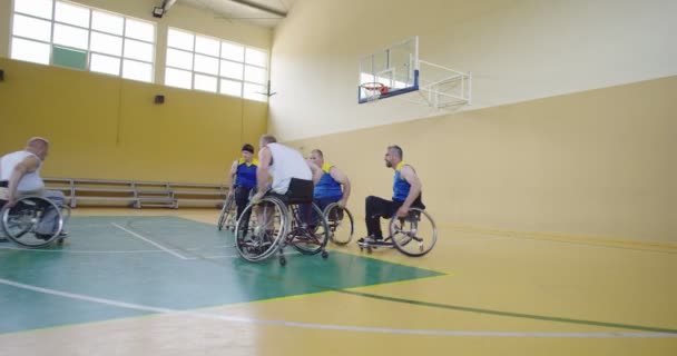 Persoanele cu dizabilități care joacă baschet în sala modernă — Videoclip de stoc