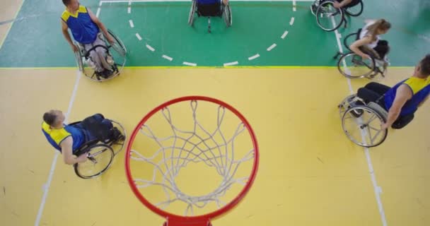 Cea mai bună imagine a persoanelor cu dizabilități care joacă baschet în sala modernă — Videoclip de stoc