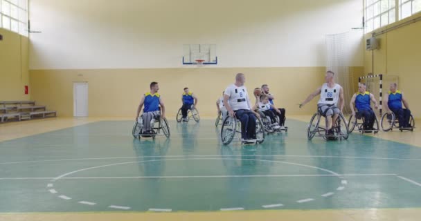 Persoanele cu dizabilități joacă baschet în sala modernă — Videoclip de stoc