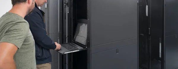 Een Paar Serveringenieurs Werken Samen Hightech Datacenters Technici Team Updaten — Stockfoto