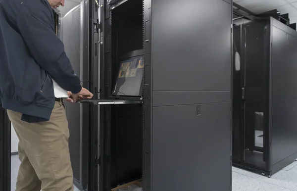 Close Data Center Engineer Hands Using Keyboard Supercomputer Server Room — Foto Stock