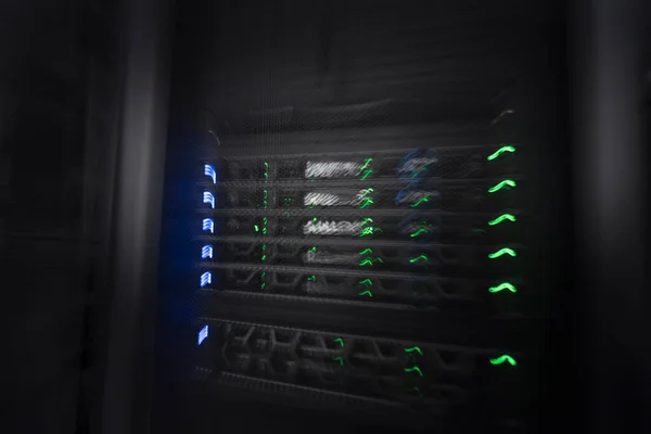 サーバールームやデータセンターのスーパーコンピュータ技術装置動きのブレを持つサーバーラックの抽象的な閉鎖 高品質の写真 — ストック写真