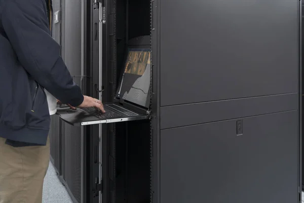 Close Data Center Engineer Hands Using Keyboard Supercomputer Server Room — Fotografia de Stock