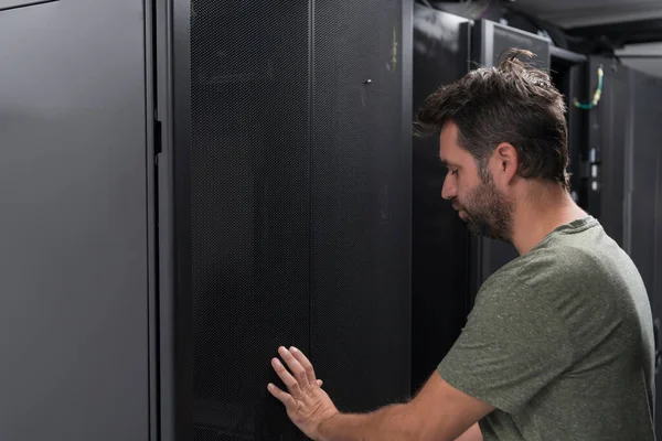 Couple Server Engineers Cooperate High Tech Data Centers Technicians Team — Stock Photo, Image