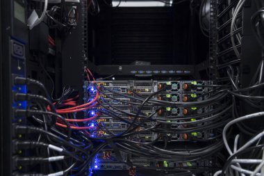 Ağ sunucu odası fiber optik merkeze yakın ya da ana bilgisayar kurumsal veri merkezi süper bilgisayarında dijital iletişim ve internet için geçiş. Yüksek kalite fotoğraf