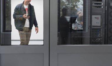 Birkaç sunucu mühendisi yüksek teknoloji veri merkezlerinde işbirliği yapıyor. Süper bilgisayar sunucu odasında donanım denetleme sistemi performansını güncelleyen teknisyenler ya da kripto para birimi madenciliği.