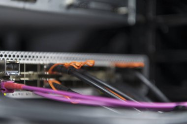 Ağ sunucu odası fiber optik merkeze yakın ya da ana bilgisayar kurumsal veri merkezi süper bilgisayarında dijital iletişim ve internet için geçiş. Yüksek kalite fotoğraf