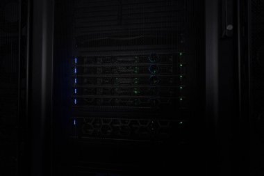 Tam teşekküllü sunucu raflarının birden fazla satırına sahip veri merkezi. Modern Telekomünikasyon, Bulut Hesaplama, Yapay Zeka, Veritabanı, Süper Bilgisayar Teknolojisi Konsepti. Yüksek kalite fotoğraf