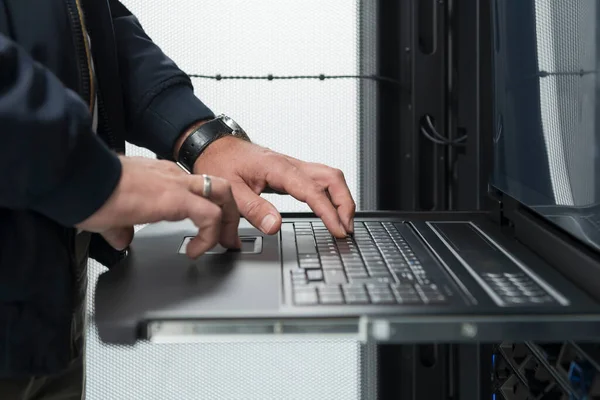 Close Data Center Engineer Hands Using Keyboard Supercomputer Server Room — Stock Photo, Image