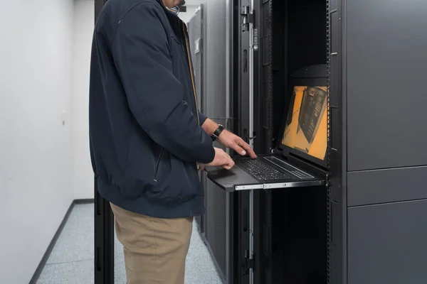 Zbliżenie Ręce Inżyniera Centrum Danych Używanie Klawiatury Superkomputerze Specjalistyczny Obiekt — Zdjęcie stockowe