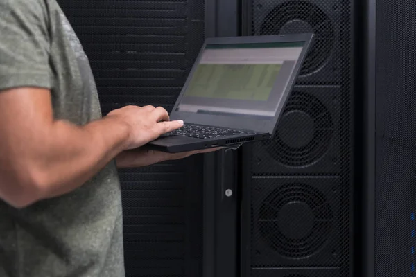 Close Data Center Engineer Hands Using Keyboard Supercomputer Server Room — Fotografia de Stock