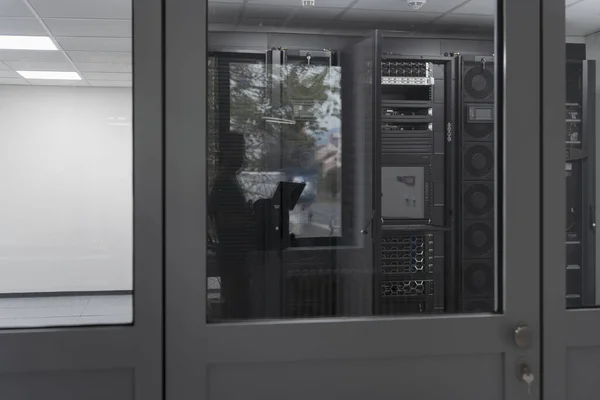 Інженер Програміст Який Працює Портативному Комп Ютері Сучасній Кімнаті Сервера — стокове фото