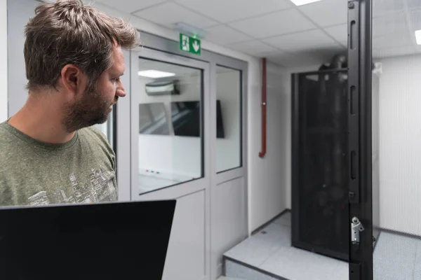 Close Data Center Engineer Hands Using Keyboard Supercomputer Server Room — Stock Photo, Image