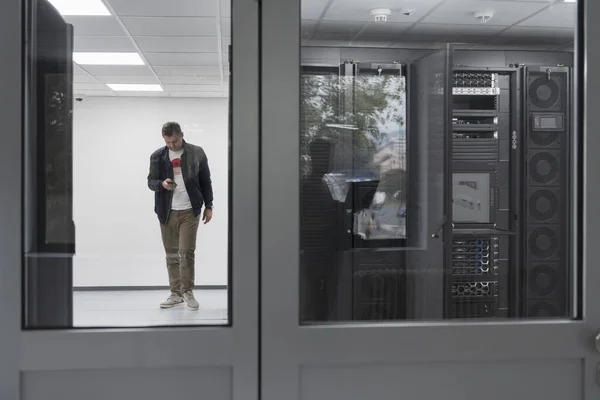 Couple Server Engineers Cooperate High Tech Data Centers Technicians Team — Foto Stock