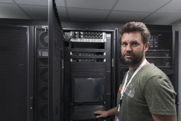 Ingeniero Del Centro Datos Que Usa Teclado Una Supercomputadora Instalación — Foto de Stock
