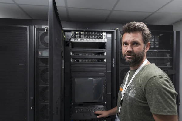 Ingénieur Centre Données Usaing Clavier Sur Superordinateur Installation Spécialisée Dans — Photo