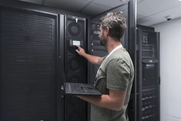 Data Center Engineer Using Laptop Computer Server Room Specialist Facility — Fotografia de Stock