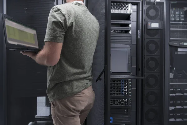 Μηχανικός Data Center Χρησιμοποιώντας Φορητό Υπολογιστή Εξειδικευμένη Εγκατάσταση Server Room — Φωτογραφία Αρχείου