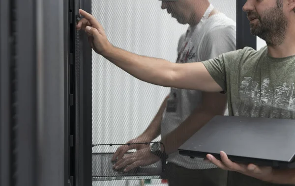 Couple Server Engineers Cooperate High Tech Data Centers Technicians Team — Stock Photo, Image