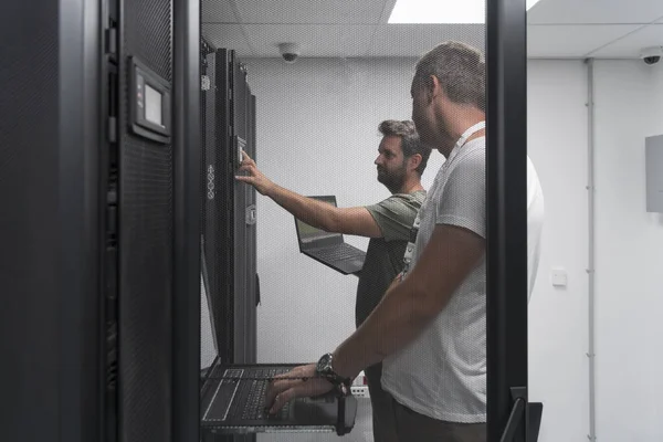 Couple Server Engineers Cooperate High Tech Data Centers Technicians Team — Stockfoto