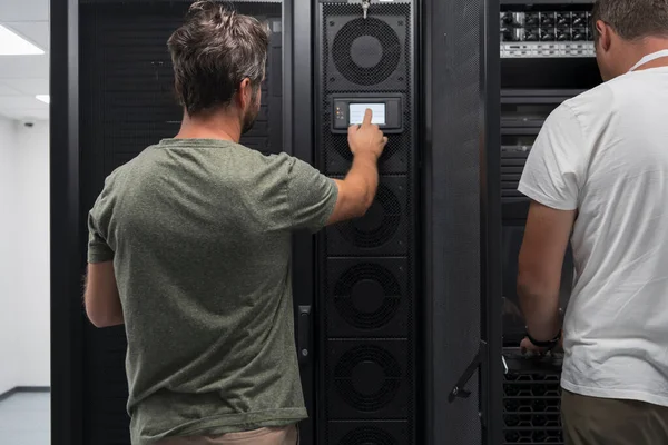 Fechar Mãos Engenheiro Data Center Usando Teclado Supercomputador Instalação Especialista — Fotografia de Stock