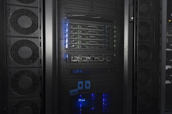 数据中心与多排全面运行的服务器程序 采购产品现代电信 云计算 人工智能 数据库 超级计算机技术概念 高质量的照片 — 图库照片