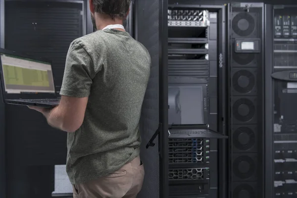 Data Center Engineer Using Laptop Computer Server Room Specialist Facility — Fotografia de Stock