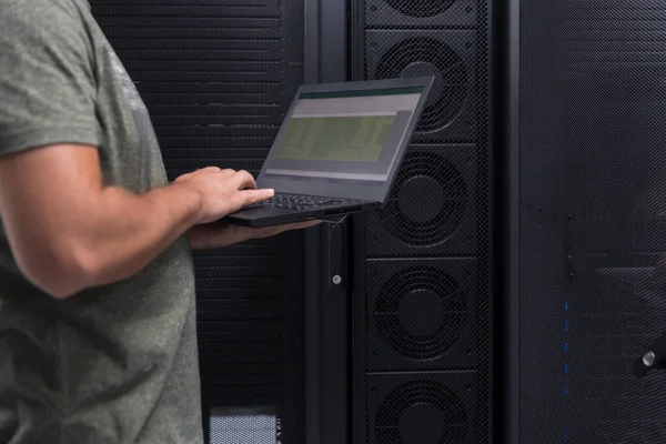 Close Data Center Engineer Hands Using Keyboard Supercomputer Server Room — Fotografia de Stock