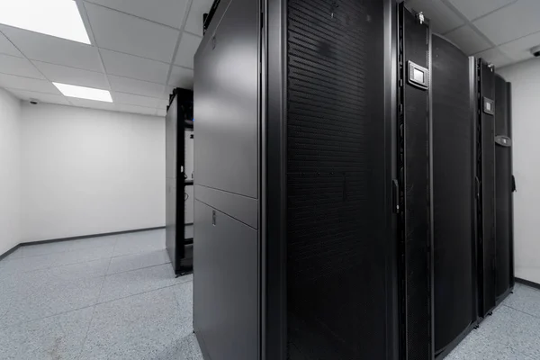 Data Center Multiple Rows Fully Operational Server Racks Modern Telecommunications — 图库照片