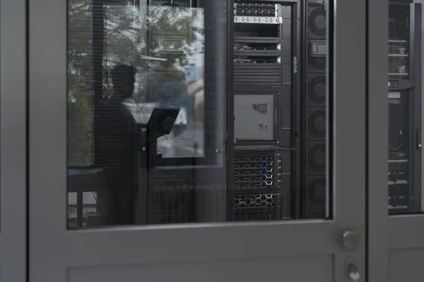 Inżynier Oprogramowania Pracuje Laptopie Nowoczesnej Serwerowni Monitoring Room Big Data — Zdjęcie stockowe