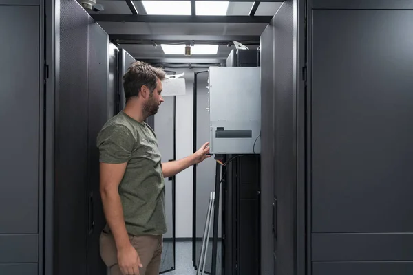 Engineer Working Server Room Data Center Technician Puts Rack New — Stockfoto