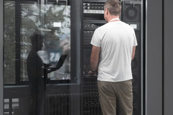 Couple Server Engineers Cooperate High Tech Data Centers Technicians Team — Fotografia de Stock
