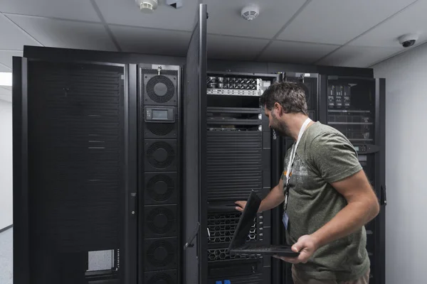 Data Center Engineer Usaing Keyboard Supercomputer Server Room Specialist Facility — стоковое фото
