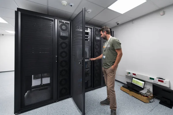 Engenheiro Data Center Usaing Keyboard Supercomputador Instalação Especialista Sala Servidor — Fotografia de Stock