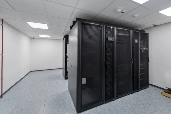 数据中心与多排全面运行的服务器程序 采购产品现代电信 云计算 人工智能 数据库 超级计算机技术概念 高质量的照片 — 图库照片