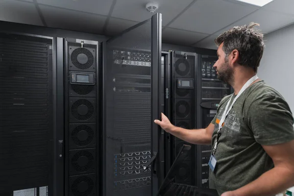 Μηχανικός Data Center Χρησιμοποιεί Πληκτρολόγιο Υπερυπολογιστή Εξειδικευμένη Εγκατάσταση Server Room — Φωτογραφία Αρχείου