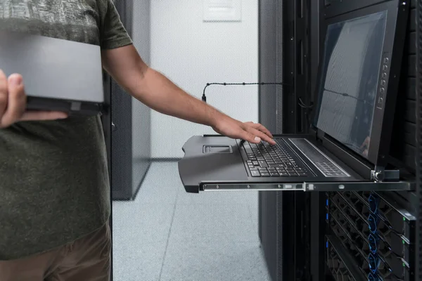 Close Data Center Engineer Hands Using Keyboard Supercomputer Server Room — Fotografia de Stock