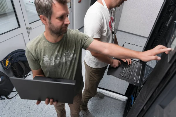 Couple Server Engineers Cooperate High Tech Data Centers Technicians Team — Fotografia de Stock