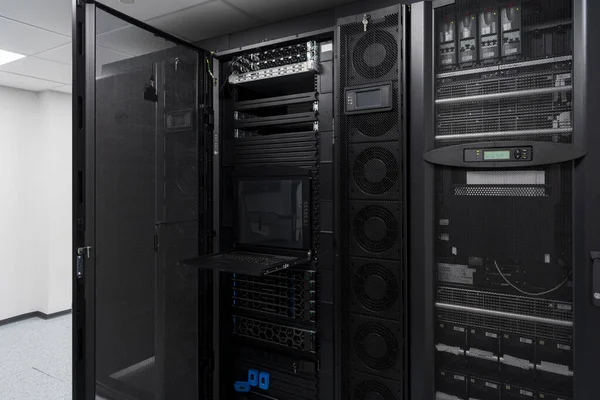 Datacenter Med Flera Rader Fullt Fungerande Serverhyllor Modern Telekommunikation Cloud — Stockfoto