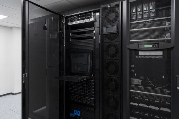 Data Center Πολλαπλές Σειρές Πλήρως Λειτουργικών Server Racks Σύγχρονες Τηλεπικοινωνίες — Φωτογραφία Αρχείου