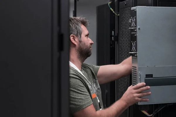 Inženýr Pracující Serverovně Nebo Datovém Centru Technik Vloží Regálu Nový — Stock fotografie