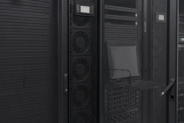 Datacenter Med Flera Rader Fullt Fungerande Serverhyllor Modern Telekommunikation Cloud — Stockfoto