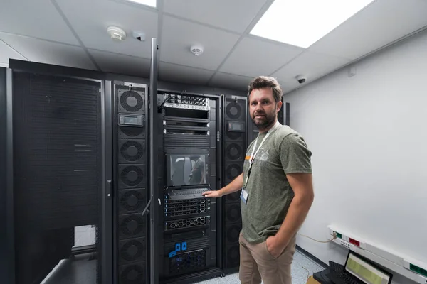 Μηχανικός Data Center Χρησιμοποιεί Πληκτρολόγιο Υπερυπολογιστή Εξειδικευμένη Εγκατάσταση Server Room — Φωτογραφία Αρχείου