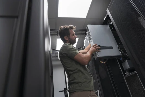 Inženýr Pracující Serverovně Nebo Datovém Centru Technik Vloží Regálu Nový — Stock fotografie