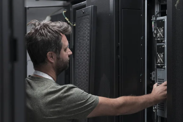 Ingegnere Informatico Che Lavora Nella Sala Server Nel Data Center — Foto Stock