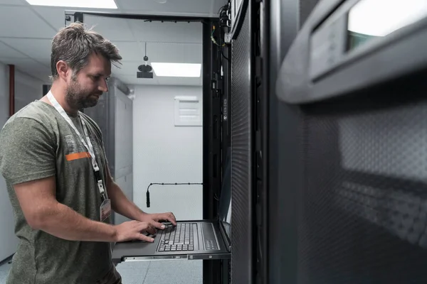 Data Center Engineer Usaing Keyboard Supercomputer Server Room Specialist Facility — Stock Photo, Image